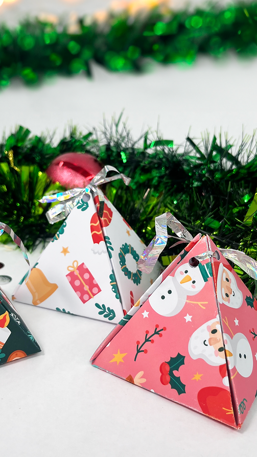 Cajitas triangulares navideñas
